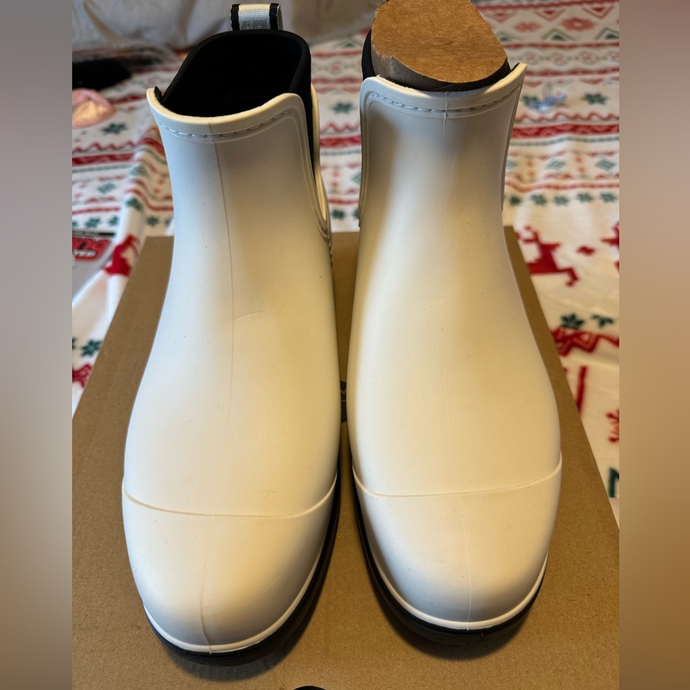 BRAND NEW UGG Women's Droplet Rain Boot/snow boot